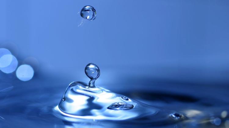 Эксперт: во время пандемии COVID-19 нужно увлажнять помещения и пить воду