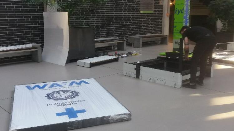 Первые дезинфекционные ворота Силезского политехнического университета – через неделю в больнице в Бытоме