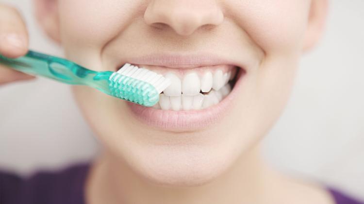 Эксперты: Кровоточивость десен – тревожный сигнал; касается почти 30 процентов Польские 18-летние