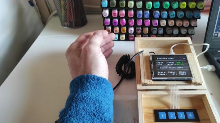 Эмоции, контролируемые браслетом